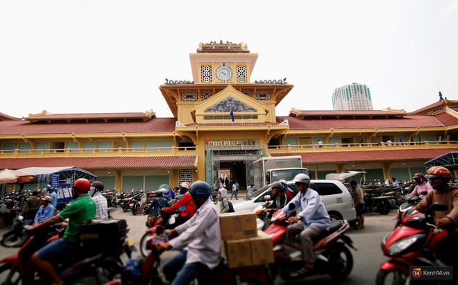 Chợ Lớn gần 100 tuổi ở Sài Gòn chính thức mở cửa trở lại sau 2 năm sửa chữa, tiểu thương vui mừng đến nhận sạp - Ảnh 2.