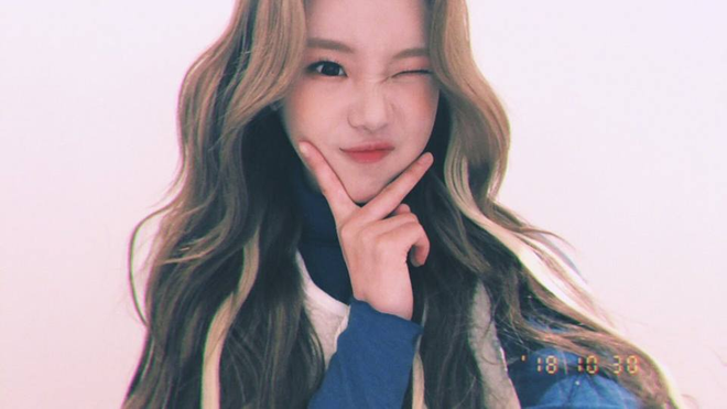 Cứ tưởng phải nhuộm đen JooE (MOMOLAND) mới thoát kiếp idol xấu nhất lịch sử Kpop nhưng hóa ra không phải - Ảnh 2.