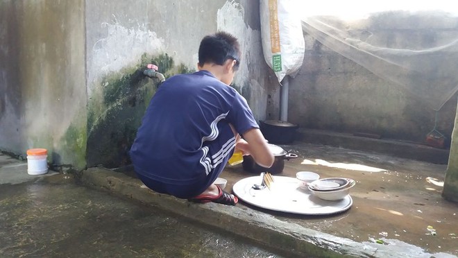 Nam sinh lớp 9 bị cha đ&aacute;nh đập d&atilde; man v&igrave; d&ugrave;ng ma t&uacute;y: C&oacute; hai thanh ni&ecirc;n kề dao v&agrave;o cổ &eacute;p ch&aacute;u chơi, c&ograve;n dọa sẽ giết cả nh&agrave; - Ảnh 2.