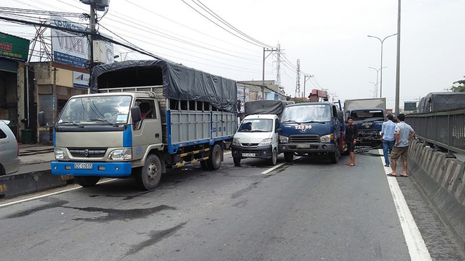 Tông liên hoàn 4 xe tải, 2 người mắc kẹt ở Bình Tân - Ảnh 2.