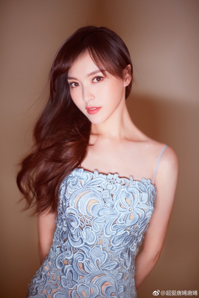 Đ&atilde; sửa v&aacute;y nhưng Đường Y&ecirc;n vẫn kh&ocirc;ng tr&aacute;nh được chi tiết lồ lộ k&eacute;m duy&ecirc;n v&igrave; miếng m&uacute;t ngực - Ảnh 3.