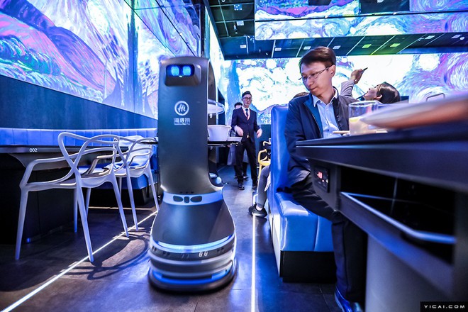 Trải nghiệm ăn lẩu độc nhất ở Bắc Kinh: Không một bóng nhân viên, chỉ toàn robot phục vụ từ A-Z - Ảnh 1.