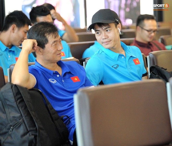 Những khoảnh khắc thể hiện t&igrave;nh cảm ấm &aacute;p v&agrave; đ&aacute;ng y&ecirc;u của thầy tr&ograve; ở ĐT Việt Nam - Ảnh 4.