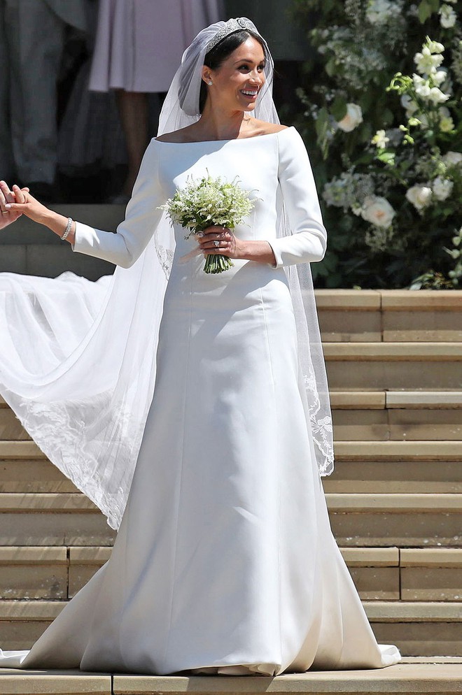 Nữ hoàng Elizabeth không ít lần phật ý vì style của Meghan Markle và còn có phản ứng khó đỡ với chiếc váy cưới của cô - Ảnh 2.