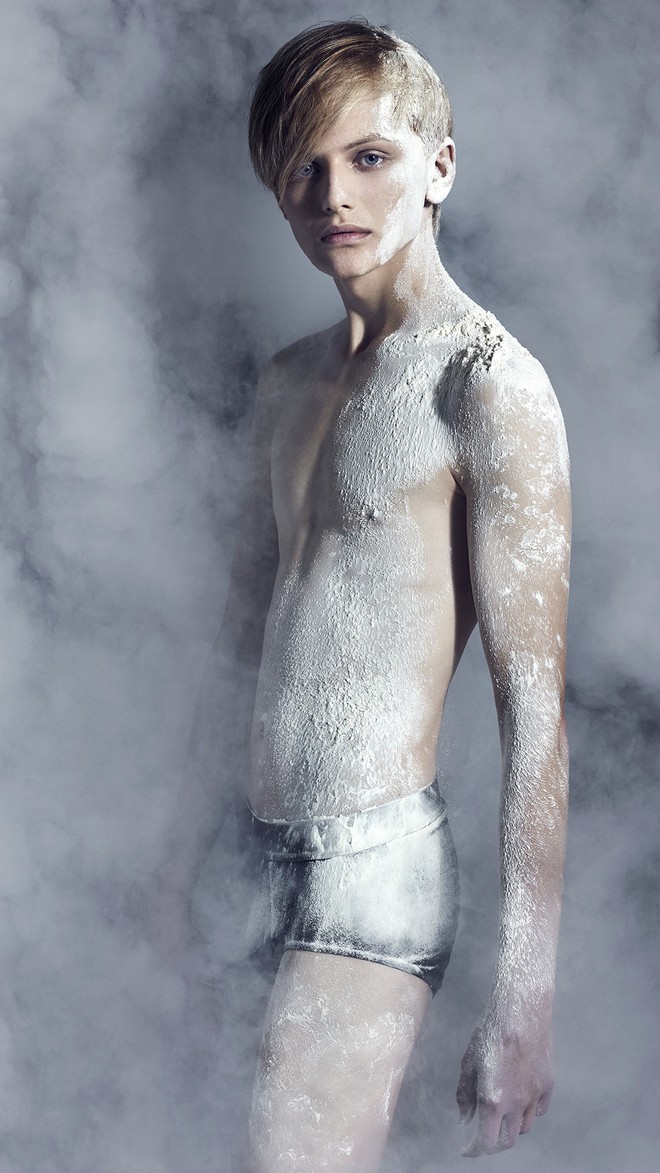 Cao tr&ecirc;n 1m8 m&agrave; chụp h&igrave;nh như... người t&iacute; hon, cậu b&eacute; 17 tuổi bị loại khỏi Next Top Ba Lan - Ảnh 4.