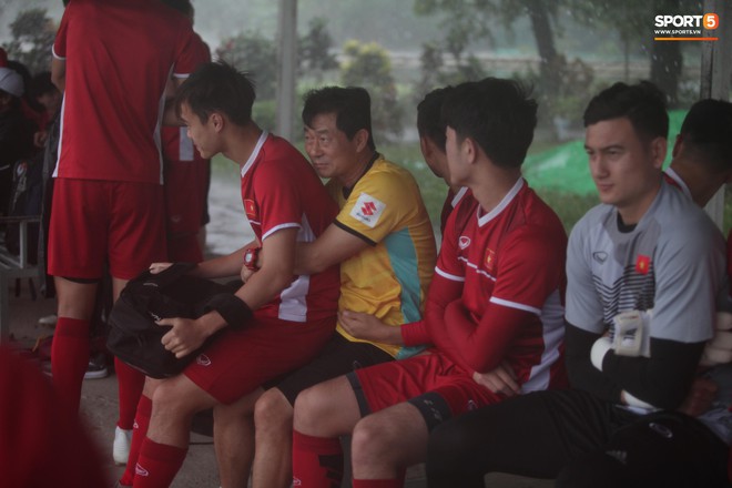 Những khoảnh khắc thể hiện t&igrave;nh cảm ấm &aacute;p v&agrave; đ&aacute;ng y&ecirc;u của thầy tr&ograve; ở ĐT Việt Nam - Ảnh 3.