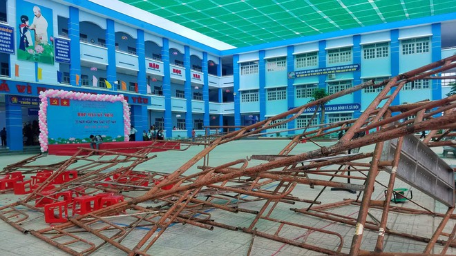 Vụ sập giàn giáo khiến 25 học sinh bị thương khi dự lễ 20/11 ở Sài Gòn: Nhiều học sinh bị chấn thương đầu, 2 em bị lõm sọ - Ảnh 2.