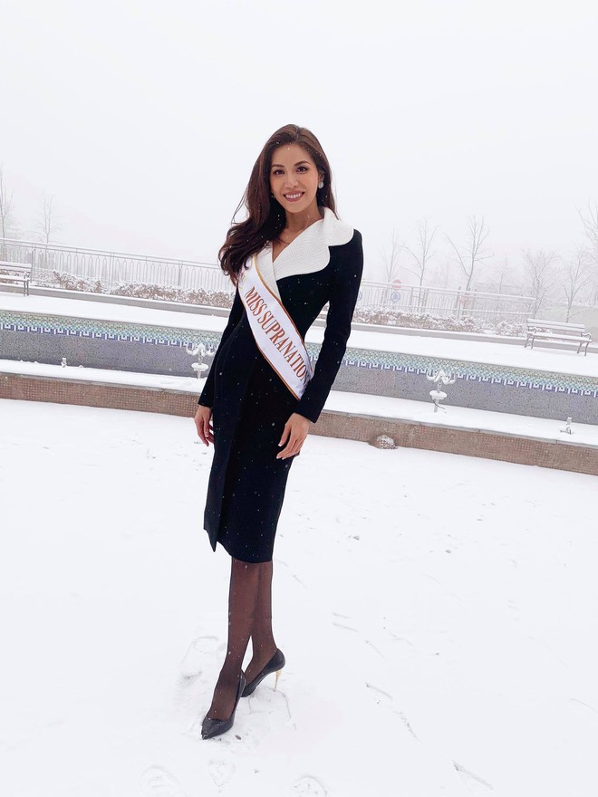 Ngày đầu của Minh Tú tại Miss Supranational: Mặc tuyết rơi vẫn tươi tắn hết cỡ, sẵn sàng cho đại diện Phillippines mượn trang phục dạ hội - Ảnh 1.