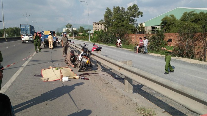 Tông vào xe ba gác chở thanh nhôm, nam thanh niên tử vong ở Sài Gòn - Ảnh 2.