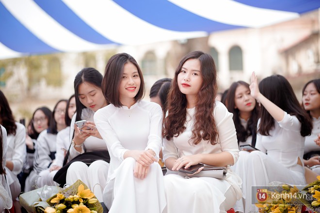 Trường Việt Đức chào mừng ngày 20/11: Đã mắt ngắm dàn nữ sinh xinh ngây ngất trong tà áo dài - Ảnh 1.