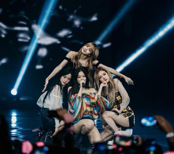 Cứ n&oacute;i stylist thi&ecirc;n vị Jennie (Black Pink), nhưng cũng c&oacute; l&uacute;c c&ocirc; n&agrave;ng diện &aacute;o h&agrave;ng hiệu m&agrave; vẫn bị ch&ecirc; như thường - Ảnh 1.