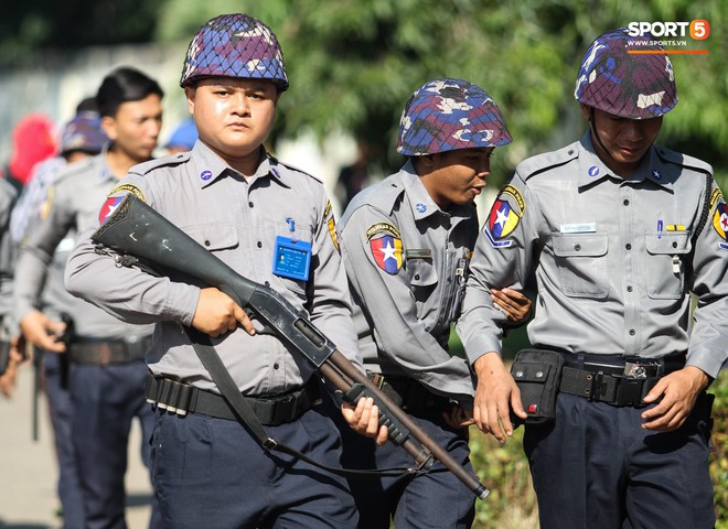 Cảnh sát vũ trang tràn ngập SVĐ tổ chức trận Myanmar - Việt Nam, sẵn sàng cho CĐV quá khích lên xe thùng - Ảnh 4.