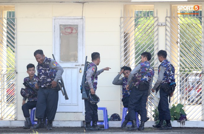 Cảnh sát vũ trang tràn ngập SVĐ tổ chức trận Myanmar - Việt Nam, sẵn sàng cho CĐV quá khích lên xe thùng - Ảnh 11.