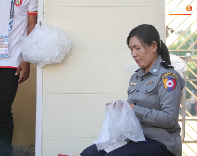 Cảnh sát vũ trang tràn ngập SVĐ tổ chức trận Myanmar - Việt Nam, sẵn sàng cho CĐV quá khích lên xe thùng - Ảnh 15.