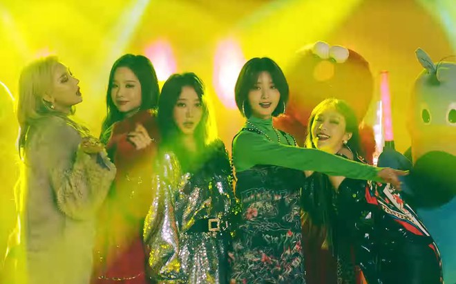 Fan hoang mang trước diễn xuất &ldquo;người đau đầu, kẻ buồn n&ocirc;n&rdquo; của EXID trong teaser trở lại với đội h&igrave;nh 5 người - Ảnh 3.