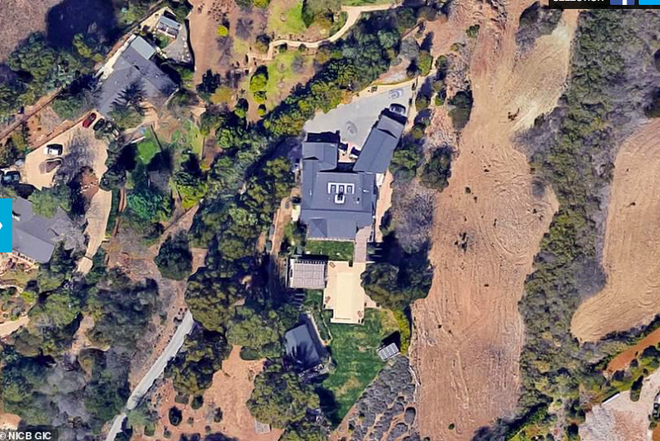 Loạt ảnh vệ tinh về khung cảnh hoang tàn tại nhà Miley Cyrus và nhiều sao khác sau đám cháy rừng ở California - Ảnh 1.