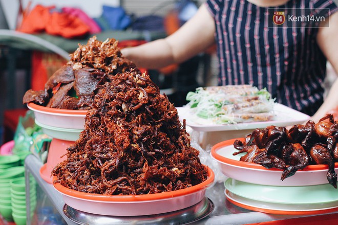 Bên trong khu chợ khét tiếng của Hà Nội là cả một thiên đường ăn uống từ món ăn vặt đến ăn no - Ảnh 7.