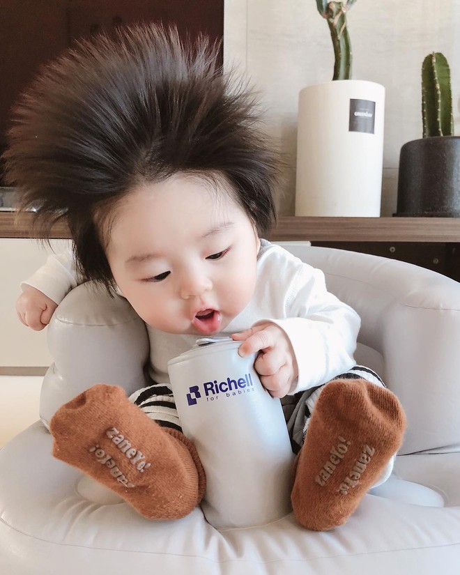 Cậu bé Hàn Quốc với quả đầu chôm chôm đáng yêu đến mức ai cũng muốn đem về nuôi - Ảnh 3.