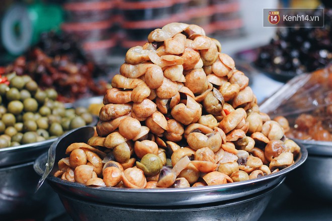 Bên trong khu chợ khét tiếng của Hà Nội là cả một thiên đường ăn uống từ món ăn vặt đến ăn no - Ảnh 4.