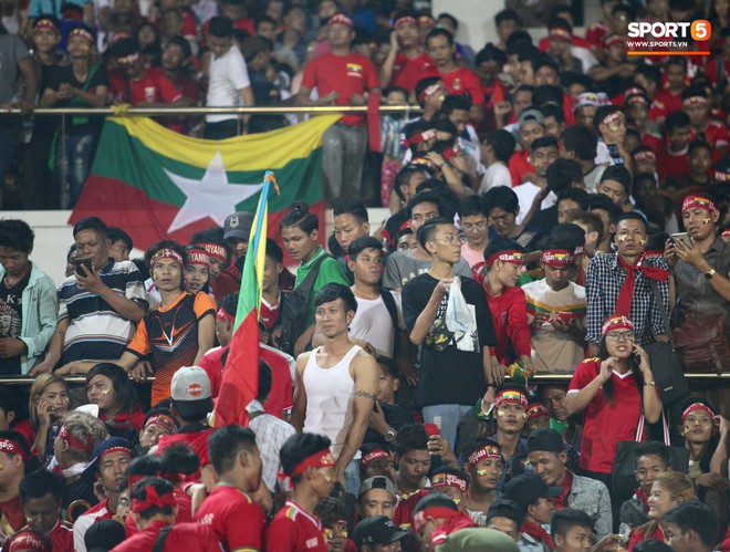 CĐV Myanmar bật khóc khi đội nhà cầm hoà Việt Nam, không thể đi giải quyết nỗi buồn vì lý do hy hữu - Ảnh 9.