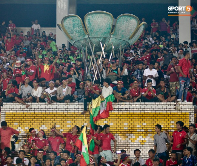CĐV Myanmar bật khóc khi đội nhà cầm hoà Việt Nam, không thể đi giải quyết nỗi buồn vì lý do hy hữu - Ảnh 6.