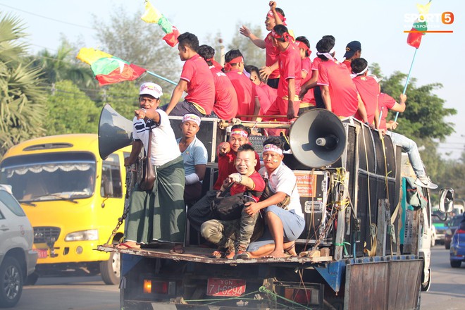 CĐV Myanmar bật khóc khi đội nhà cầm hoà Việt Nam, không thể đi giải quyết nỗi buồn vì lý do hy hữu - Ảnh 12.