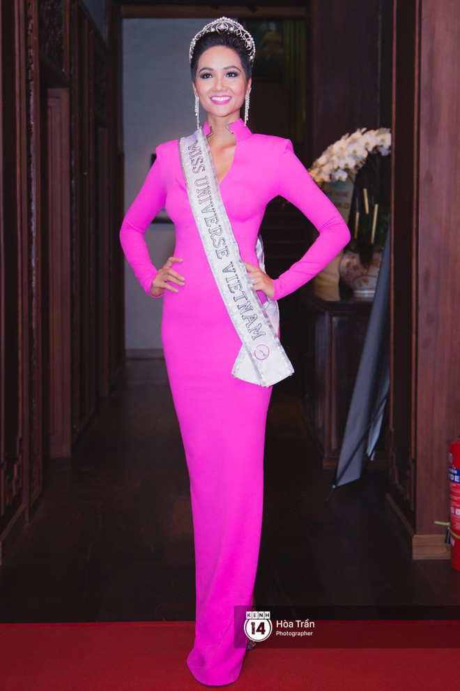 HHen Ni&ecirc; ch&iacute;nh thức lựa chọn B&aacute;nh m&igrave; l&agrave; trang phục d&acirc;n tộc mang đến Miss Universe 2018 - Ảnh 7.
