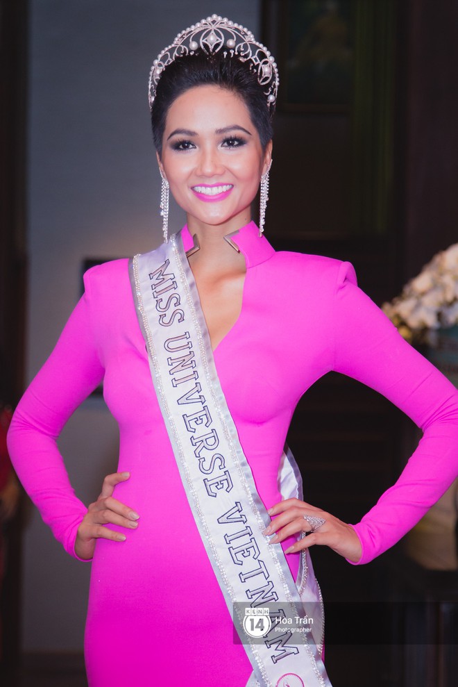 HHen Ni&ecirc; ch&iacute;nh thức lựa chọn B&aacute;nh m&igrave; l&agrave; trang phục d&acirc;n tộc mang đến Miss Universe 2018 - Ảnh 6.