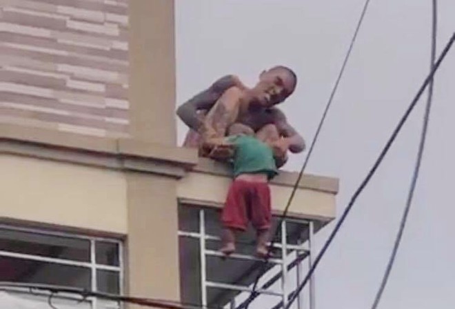 Gã đàn ông ôm cháu bé hơn 1 tuổi thả từ tầng 2 xuống đất, liên tục la hét muốn làm người lương thiện - Ảnh 3.