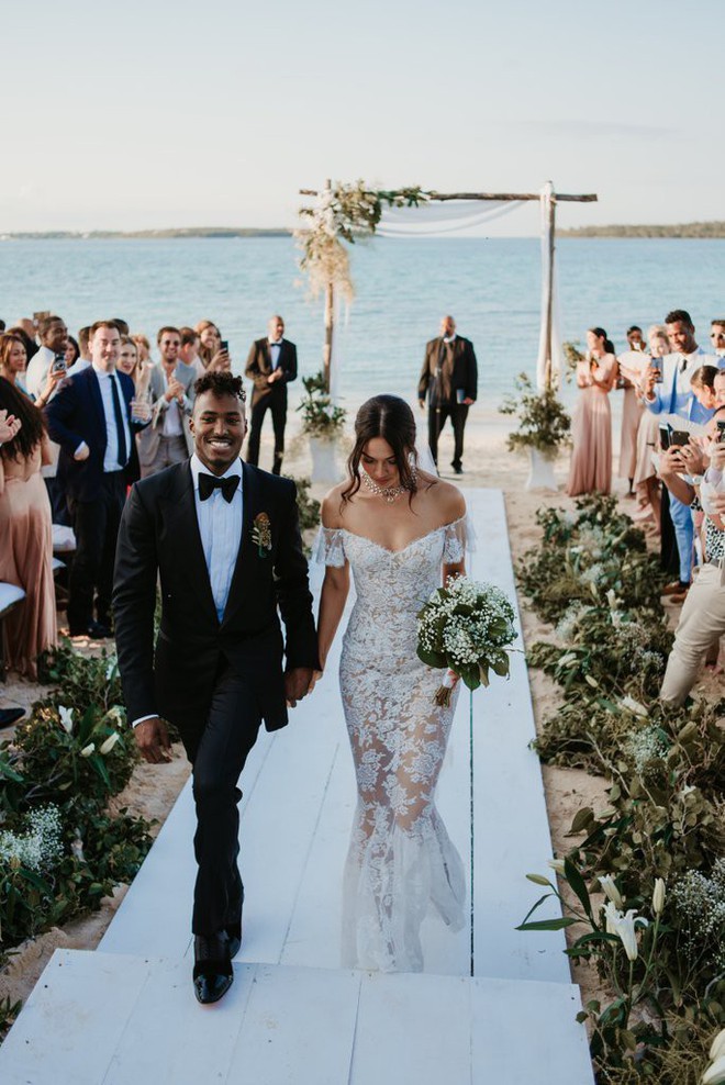 11 chiếc váy cưới đình đám nhất năm 2018: chiếc khoét lưng để khoe sẹo của cô dâu, chiếc đơn giản mà sang trọng tột cùng - Ảnh 1.