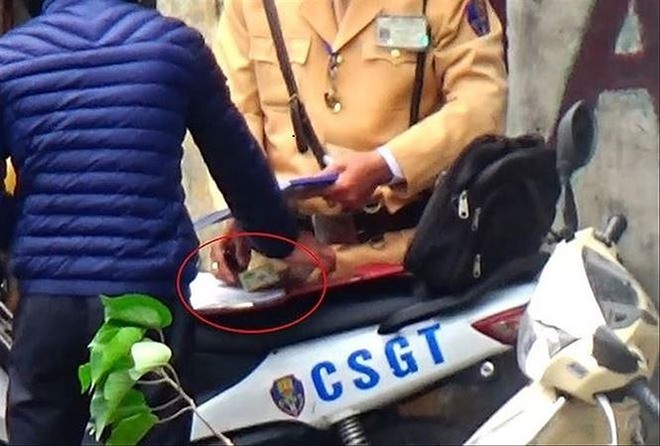 Vụ CSGT l&agrave;m luật: Cho hưu sớm, gi&aacute;ng cấp bậc h&agrave;m nhiều c&aacute;n bộ  - Ảnh 1.