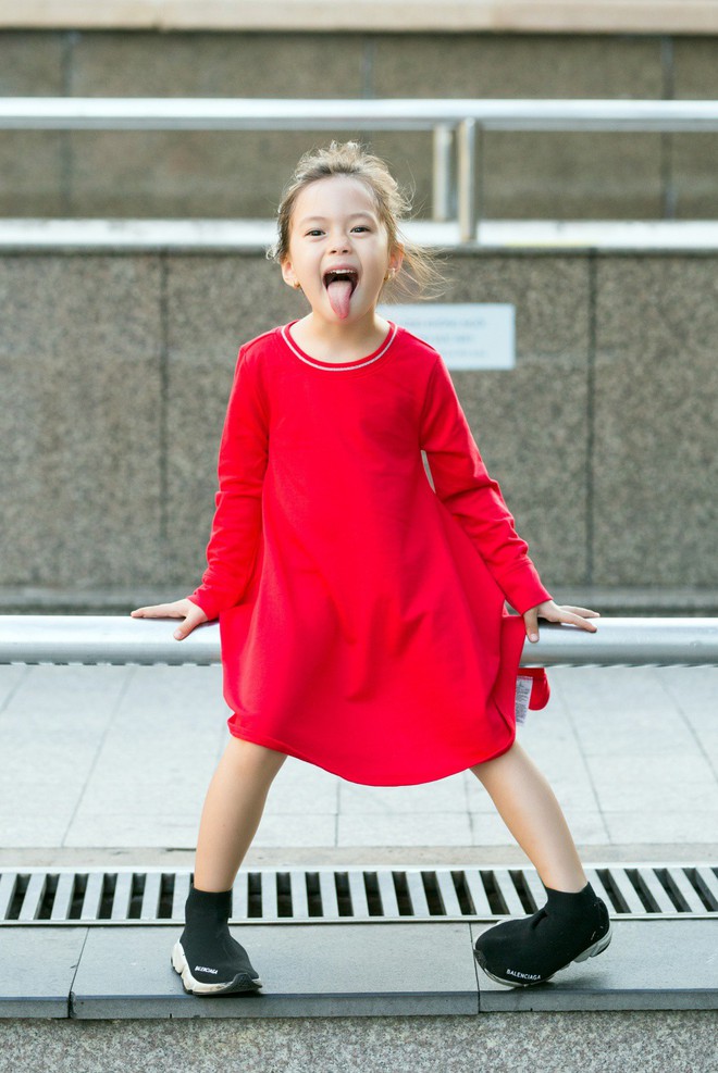 Con gái Đoan Trang mới 4 tuổi đã ra dáng fashionista nhí, cùng bố mẹ thực hiện bộ ảnh mới cực “chất” - Ảnh 4.