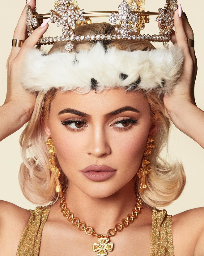 Không chỉ son môi, Kylie Jenner còn bán lịch và quảng cáo bằng bộ ảnh khoe siêu vòng 1 bốc lửa - Ảnh 2.