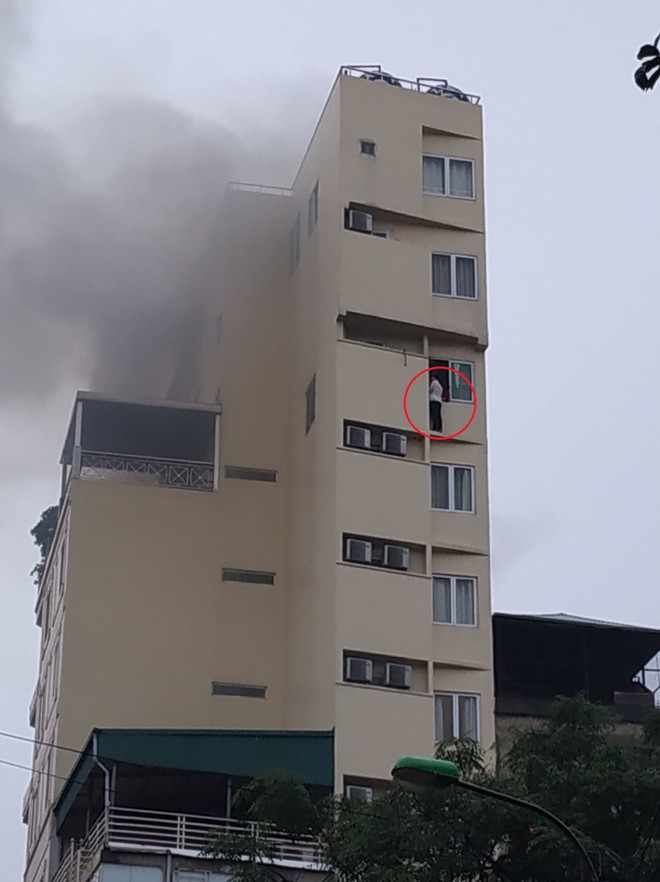Clip: Ch&aacute;y kh&aacute;ch sạn trong phố cổ H&agrave; Nội, 2 người phải đu b&aacute;m ở gờ tường c&aacute;ch mặt đất h&agrave;ng chục m&eacute;t - Ảnh 2.