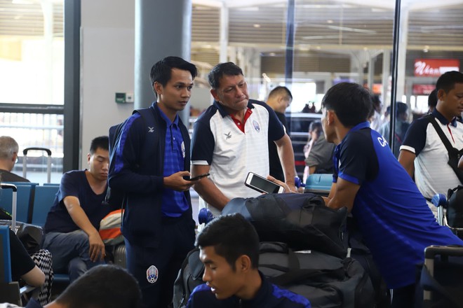Đội tuyển Campuchia đã đặt chân tới Việt Nam mà không có sự dẫn dắt của HLV trưởng - Ảnh 3.