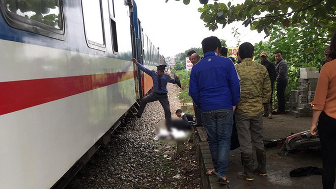 Hà Nội: Chạy xe máy qua đường ray, nam thanh niên 28 tuổi bị tàu hỏa tông tử vong tại chỗ - Ảnh 1.