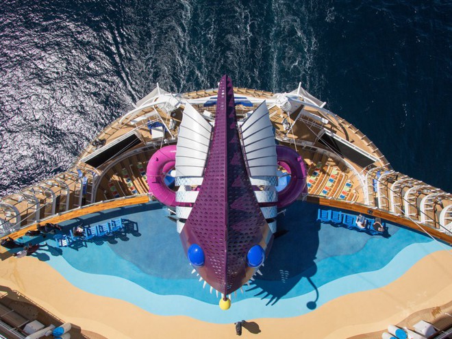 Bản giao hưởng biển khơi: Chiếc du thuyền lớn nhất thế giới có cả khu leo núi, trượt zipline và bể bơi hoành tráng - Ảnh 7.