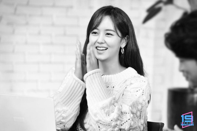 Sao nhí Kim So Hyun khoe nhan sắc đỉnh cao khi lần đầu dẫn dắt show thực tế - Ảnh 1.