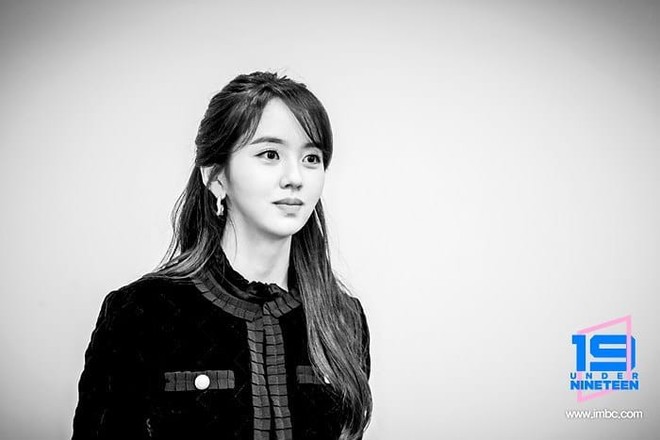 Sao nh&iacute; Kim So Hyun khoe nhan sắc đỉnh cao khi lần đầu dẫn dắt show thực tế - Ảnh 6.