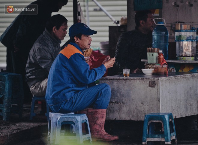 Chùm ảnh: Sau một đêm trở gió Hà Nội mưa lạnh xuống đến 17 độ C, người dân co ro ra đường - Ảnh 12.