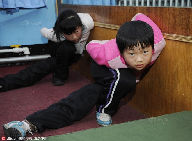Bên trong những lớp học huấn luyện thể thao, nghệ thuật khắc nghiệt đến kinh hoàng tại Trung Quốc - Ảnh 14.