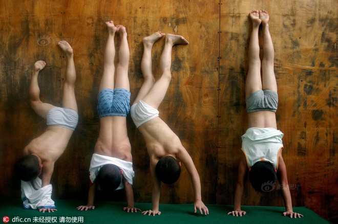 Bên trong những lớp học huấn luyện thể thao, nghệ thuật khắc nghiệt đến kinh hoàng tại Trung Quốc - Ảnh 16.