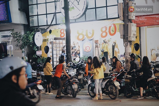 Cùng một con phố ngày Black Friday ở Hà Nội: Nơi đông đúc nghẹt thở, chốn vắng vẻ hẩm hiu dù nhiều ưu đãi - Ảnh 2.