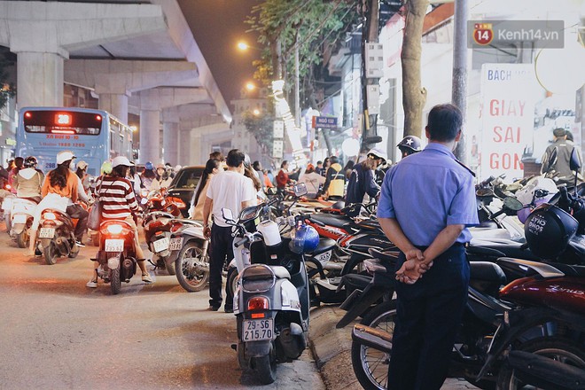 Cùng một con phố ngày Black Friday ở Hà Nội: Nơi đông đúc nghẹt thở, chốn vắng vẻ hẩm hiu dù nhiều ưu đãi - Ảnh 3.