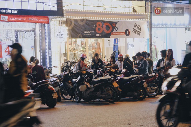 Cùng một con phố ngày Black Friday ở Hà Nội: Nơi đông đúc nghẹt thở, chốn vắng vẻ hẩm hiu dù nhiều ưu đãi - Ảnh 5.