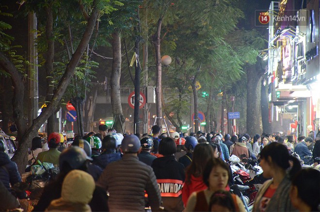 Tối ngày Black Friday ở Hà Nội: Đường phố tắc nghẽn vì bão sale chưa hạ nhiệt - Ảnh 17.