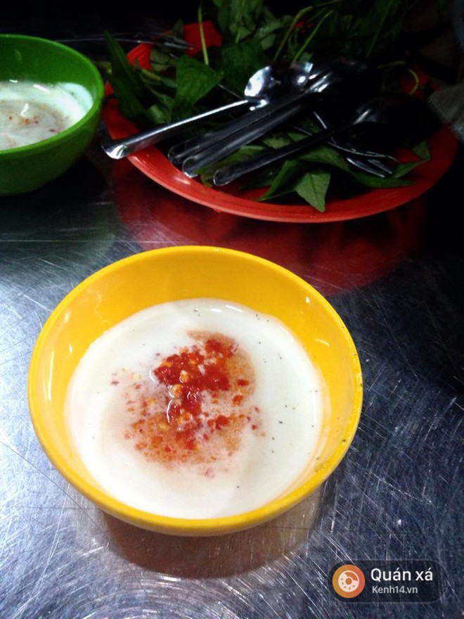 Có một sự thật thú vị là nhiều quán ăn ở Sài Gòn thu hút thực khách chỉ bằng chén nước chấm - Ảnh 4.