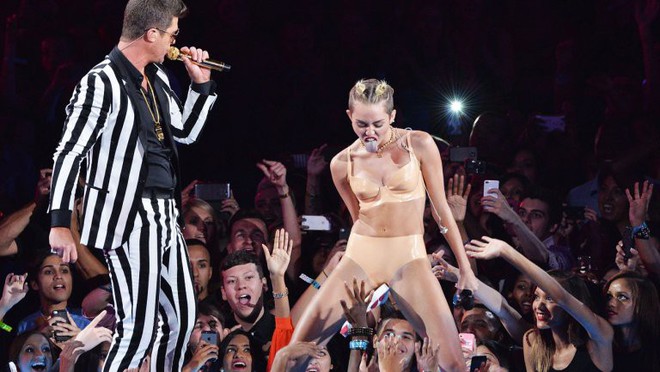 Miley Cyrus tròn 26 tuổi: Nhìn lại những khoảnh khắc bad girl một thời làm dân tình mắt chữ A mồm chữ O - Ảnh 5.