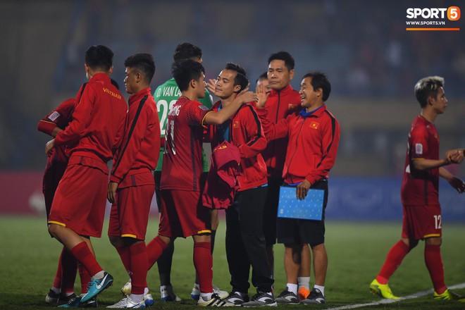 5 cầu thủ Hà Nội xúc động chào cờ trong trận đấu quốc tế cuối cùng tại Hàng Đẫy - Ảnh 7.