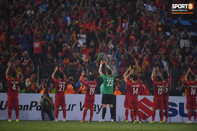 5 cầu thủ Hà Nội xúc động chào cờ trong trận đấu quốc tế cuối cùng tại Hàng Đẫy - Ảnh 6.